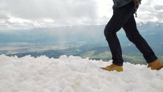 在雪山上徒步