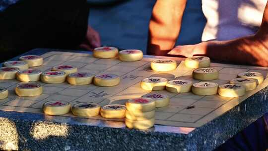 老北京胡同夕阳下棋的光影市井文化烟火气