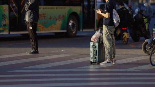 沈阳火车站 拉行李箱赶路 背井离乡 出差