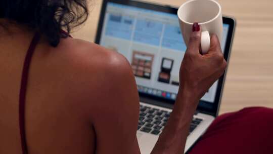 黑人女孩喝咖啡使用电脑网络购物