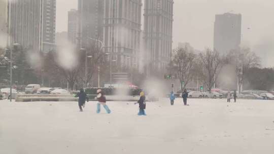 下雪天小孩子玩雪打雪仗