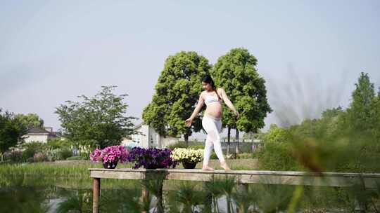 孕妇美女在夏日清晨湖边晨练唯美瑜伽