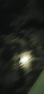 被月光照亮的夜空竖屏