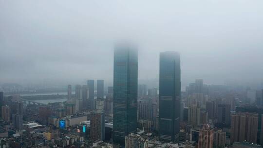 航拍长沙国金中心大楼阴雨天云雾缭绕