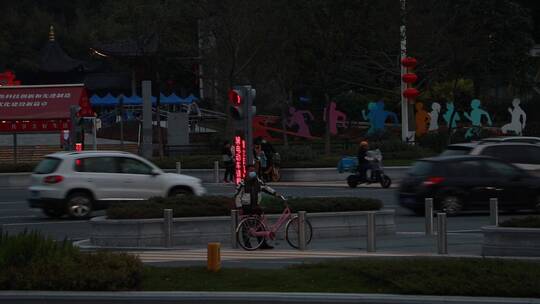 夜幕降临的城市景观