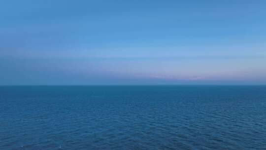 傍晚蓝色大海航拍飞向大海唯美晚霞海洋风景