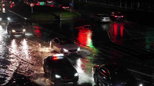 城市下雨道路积水夜间行车13