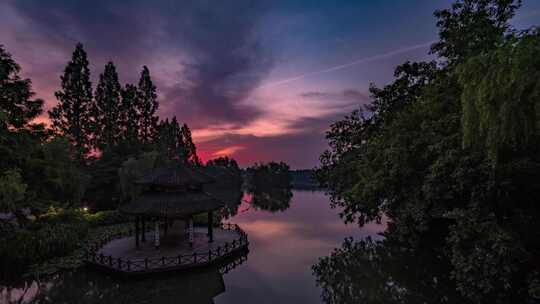 西湖茅家埠黛色参天朝霞