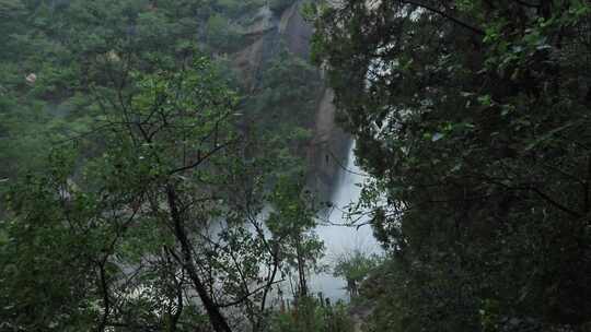 雨后泰山，飞瀑流泉