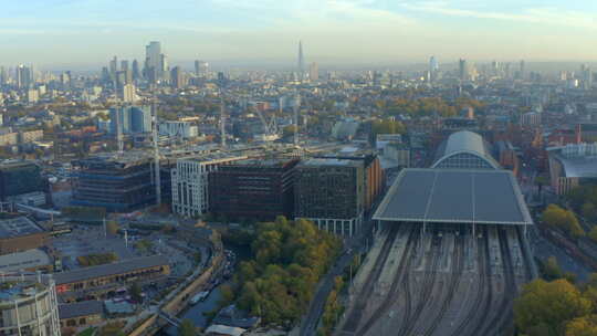 前景是伦敦市中心国王十字圣潘克拉斯的上升航拍