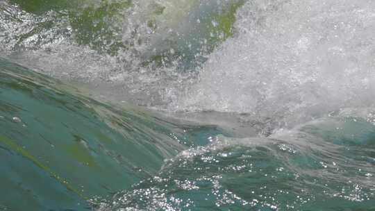 感受自然的律动：清澈江水与海水波浪冲击