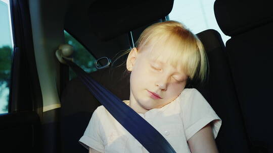 女孩在汽车上睡觉