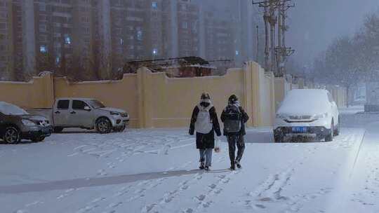 两个姑娘在雪地上留下的足迹