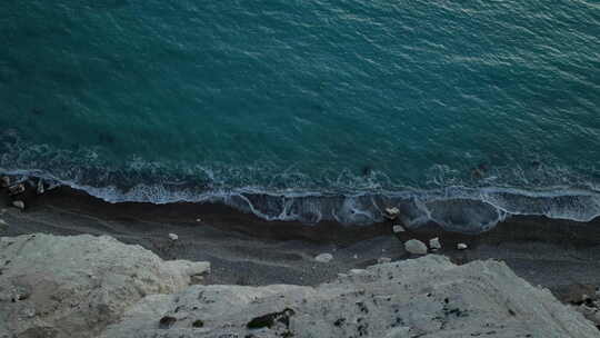 塞浦路斯库克利亚黄昏时分，平静的海浪滚过