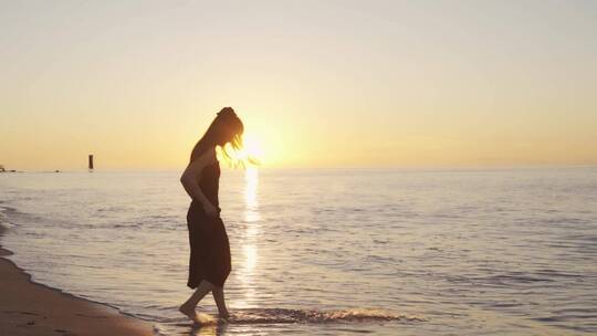 美女走在海边奔跑跳舞沙滩阳光海面情绪短片