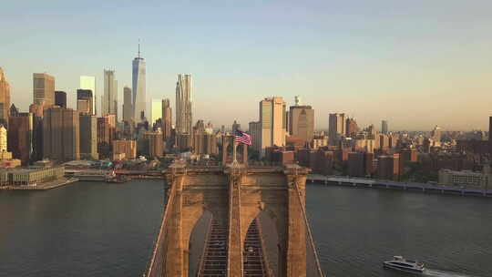 航空：在布鲁克林大桥上空飞行，美国国旗挥舞，曼哈顿新上空有东河景观