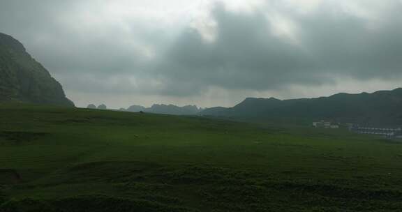云雾天气的贵州阿西里西大草原航拍