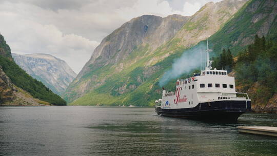 游轮在挪威风景优美的峡湾航行