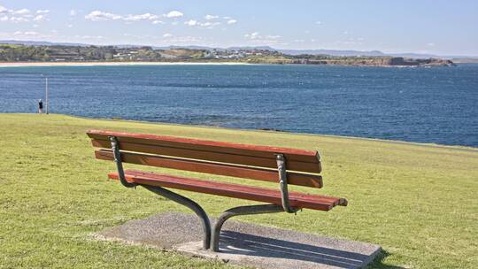 澳大利亚卧龙岗唯美海湾灯塔小路长椅草坪