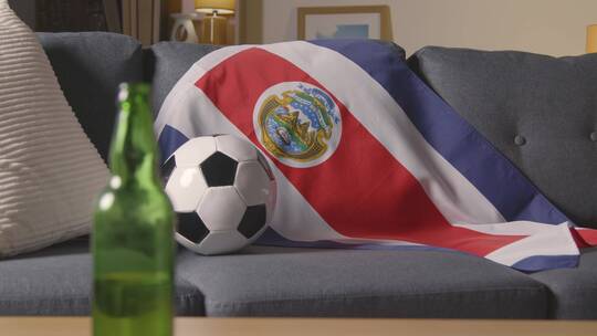 哥斯达黎加国旗挂在家里的沙发上