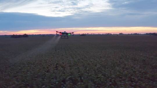 无人机正在喷洒农药