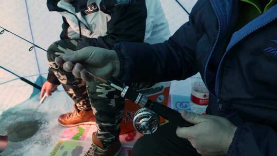 冬季 钓鱼 冰钓视频素材模板下载