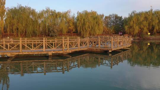 深秋湖中曲折景观桥
