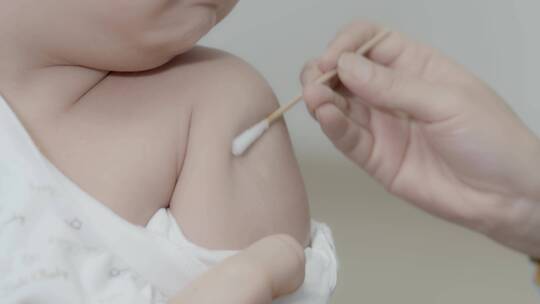 打疫苗视频小婴儿注射疫苗打针特写