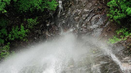瀑布从岩石悬崖上倾泻而下