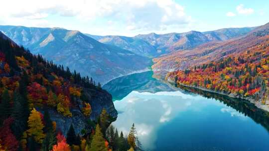 山林环绕下的湖泊自然风景