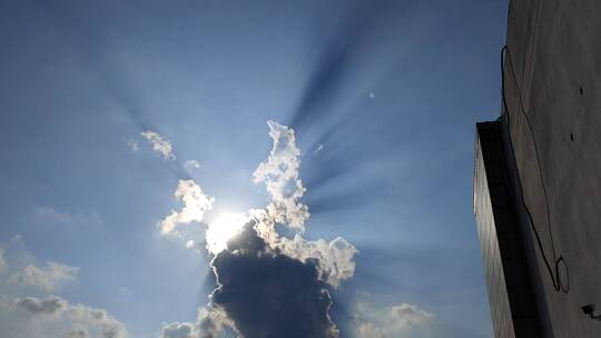 太阳光杯云朵遮挡午后的光影很迷人视频素材模板下载