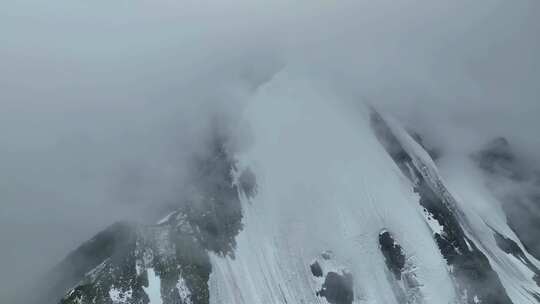 航拍四川甘孜贡嘎山卫峰乌库楚雪山风光