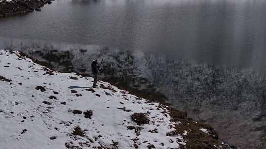 青海互助浪士当雪山水流航拍视频