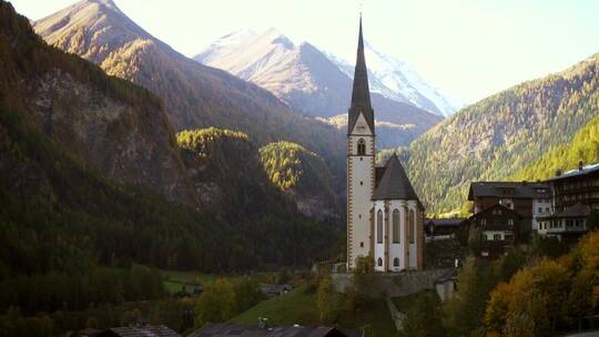 教堂塔楼和山脉景观