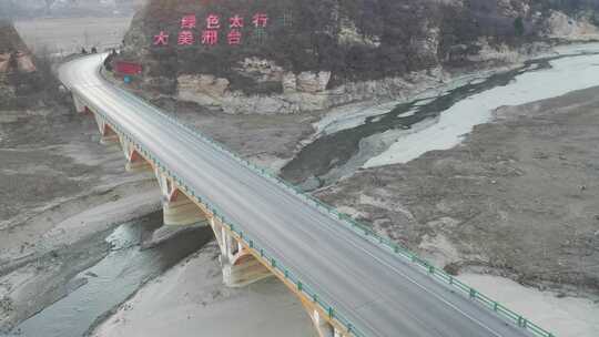 航拍 马路 行驶 驾驶 汽车 风景 道路 河流