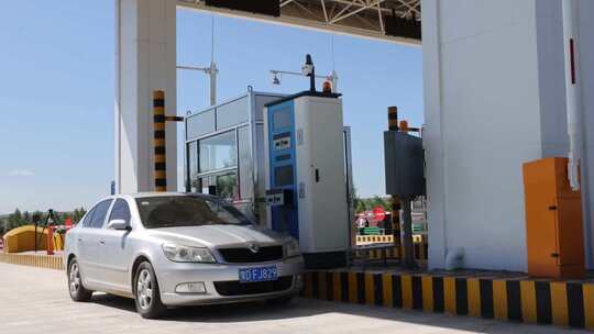 汽车通过收费站场景