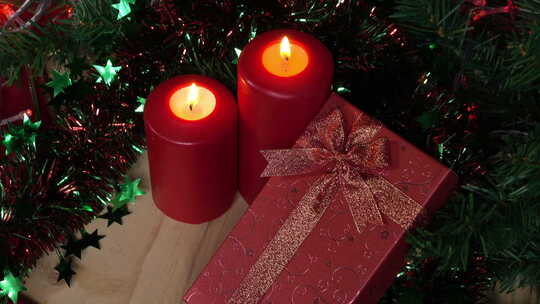 圣诞礼物和蜡烛