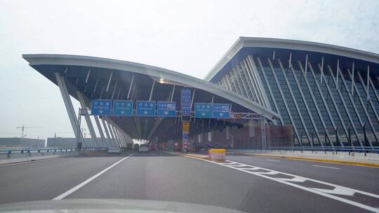 第一视角拍摄汽车驶入浦东机场