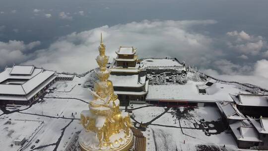 航拍佛教名山四川峨眉山金顶大佛，云雾缭绕