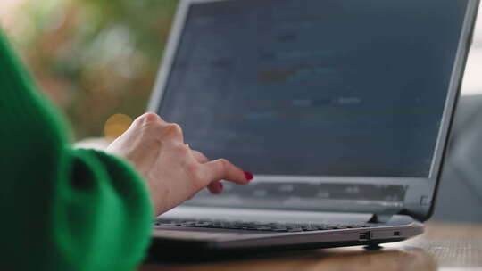 女性程序员在笔记本电脑上编写代码的手特写查看女性数据分析师工作