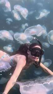 竖屏女人在海底水母群潜水