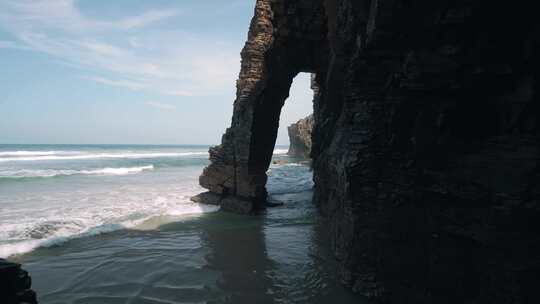 天然拱形岩石，海，悬崖，海浪