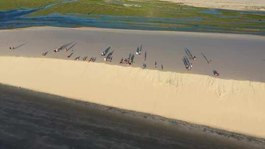 Jericoacoara Ceara巴西。风景优美的沙丘和绿松石雨水湖