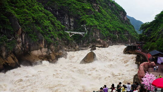 虎跳峡奔腾湍急的江水视频素材模板下载