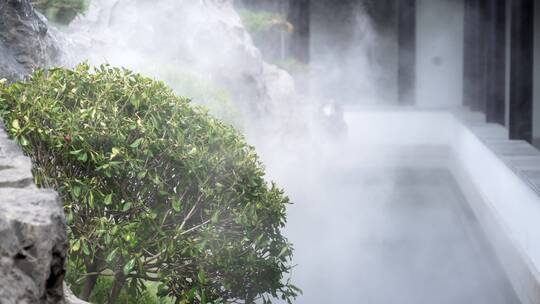 中式合院内烟雾升腾的景观池和回廊