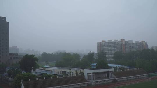 阴天雨雾下雨中的城市楼房视频素材模板下载