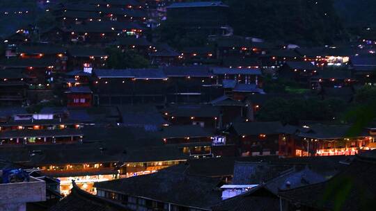 夜晚灯火点缀的传统村落景象