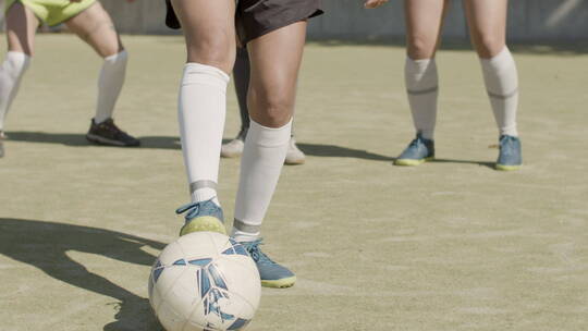 踢球的女足球运动员视频素材模板下载