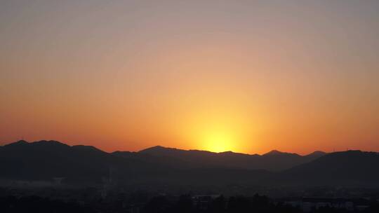 乡村山上日出延时早晨阳光干净天空太阳升起