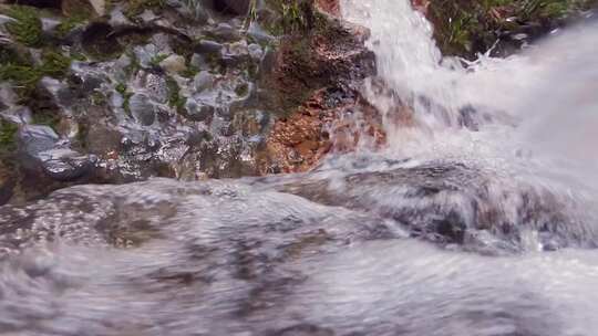 青山绿水山间小溪流淌水流特写升格